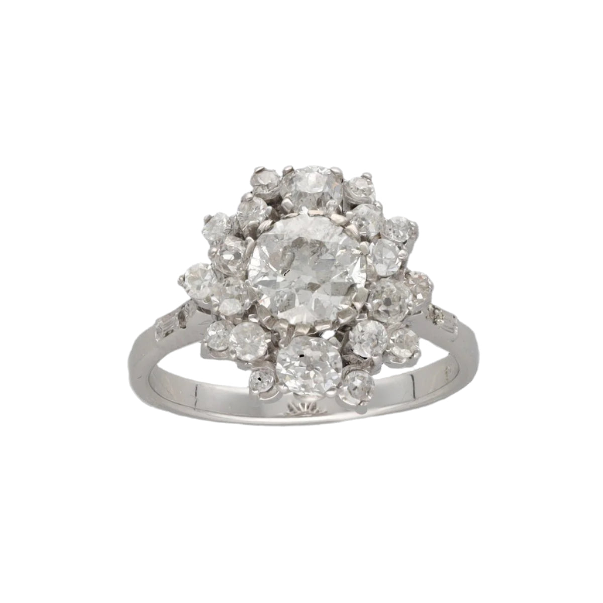 Bague entourage vers 1970 en or gris 18k avec 1,50 Cts de Diamants taille ancienne . H - SI2. Taille 56 - Castafiore