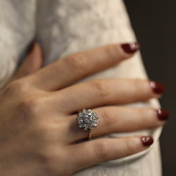 Bague entourage vers 1970 en or gris 18k avec 1,50 Cts de Diamants taille ancienne . H - SI2. Taille 56 - Castafiore