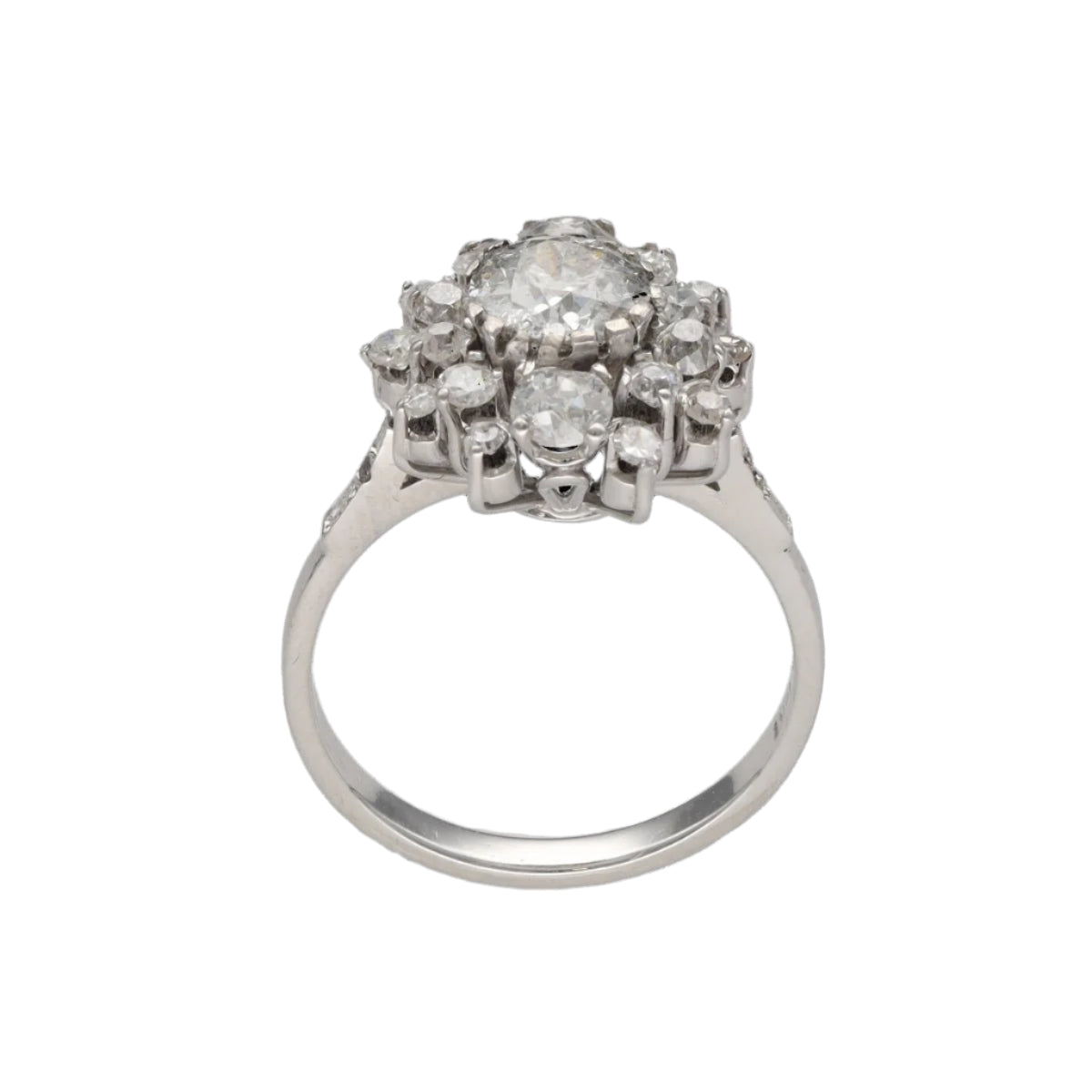 Bague entourage vers 1970 en or gris 18k avec 1,50 Cts de Diamants taille ancienne . H - SI2. Taille 56 - Castafiore