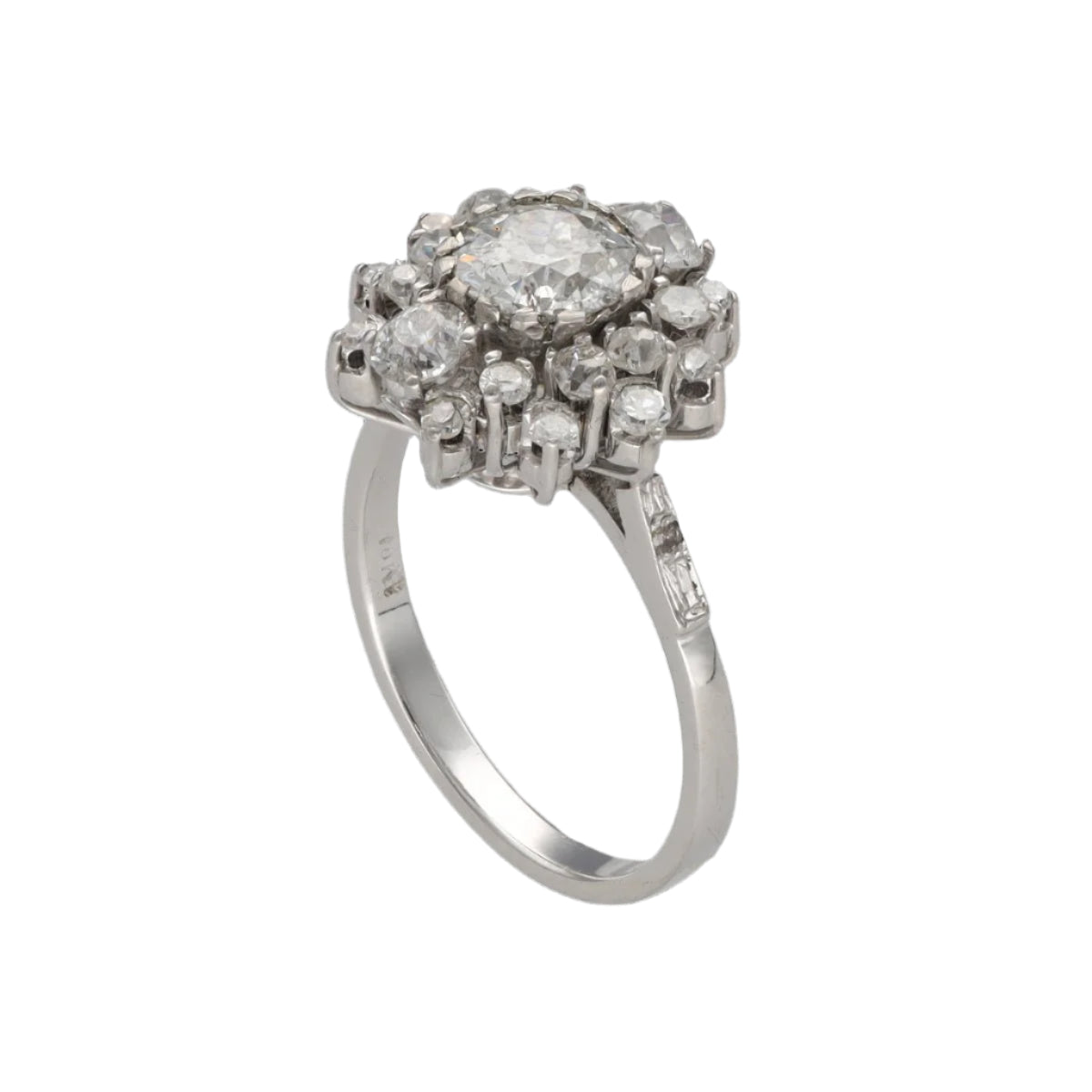 Bague entourage vers 1970 en or gris 18k avec 1,50 Cts de Diamants taille ancienne . H - SI2. Taille 56 - Castafiore