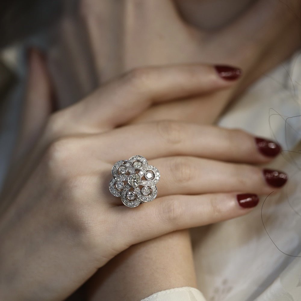 Bague entourage vers 1970 en or gris 18k avec 2,0 Cts de Diamants.K - VS. Taille 53 - Castafiore