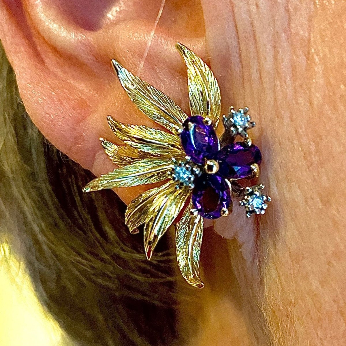 Bague et boucles d’oreilles en or jaune, améthystes et diamants - Castafiore