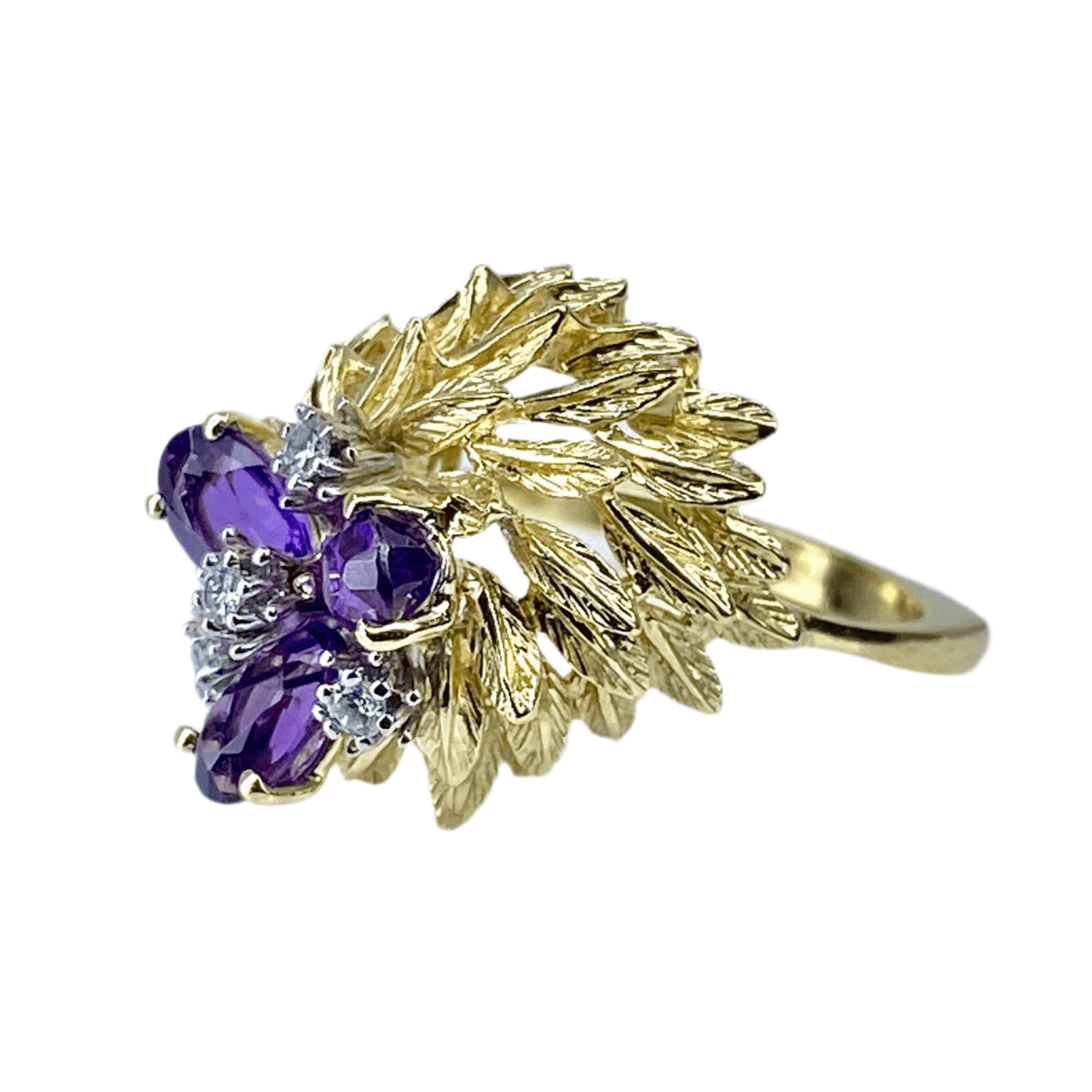 Bague et boucles d’oreilles en or jaune, améthystes et diamants - Castafiore