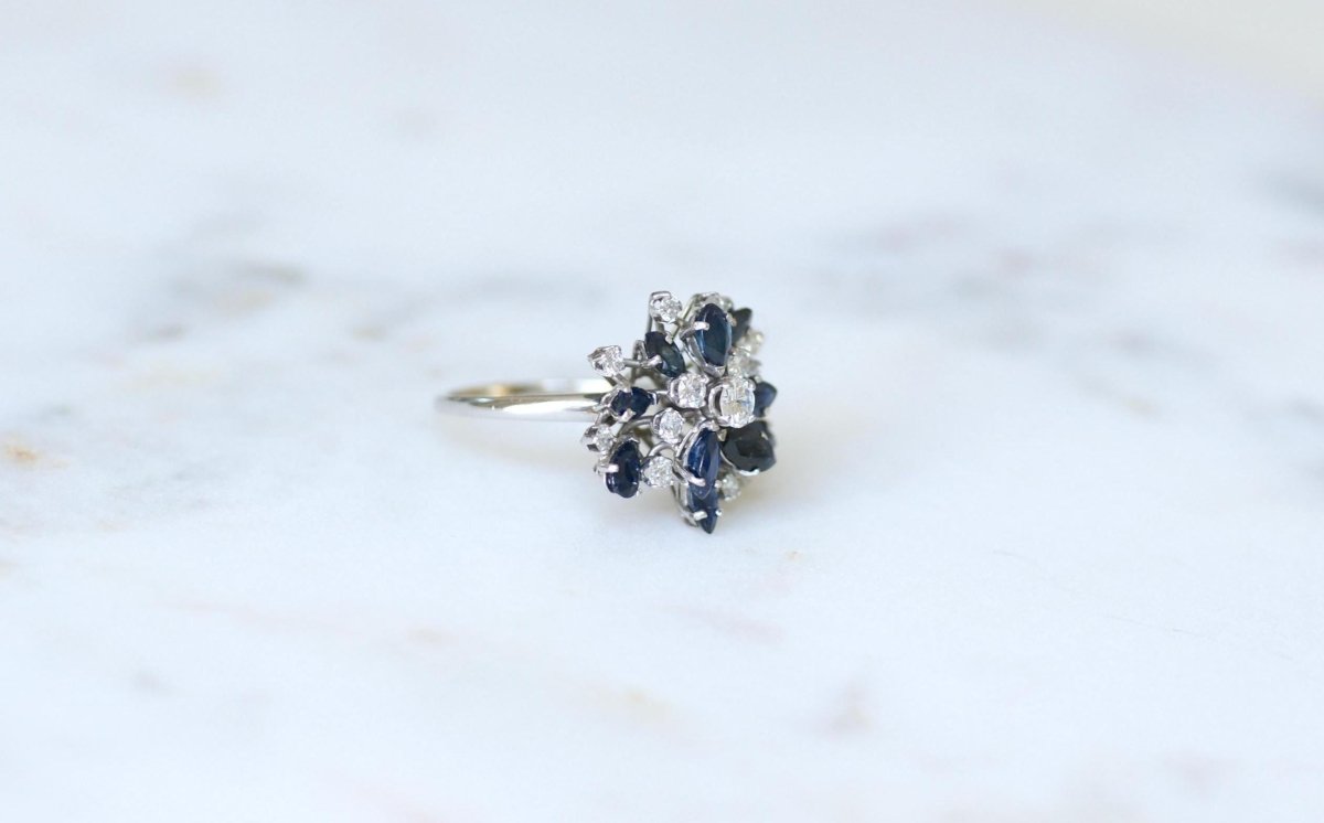 Bague Fil Cocktail Saphir et Diamants sur Or Blanc - Castafiore
