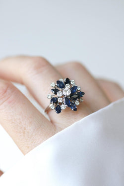Bague Fil Cocktail Saphir et Diamants sur Or Blanc - Castafiore