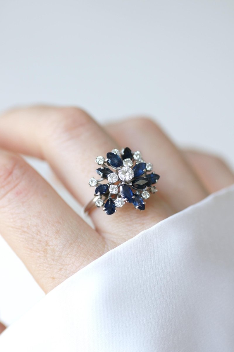 Bague Fil Cocktail Saphir et Diamants sur Or Blanc - Castafiore