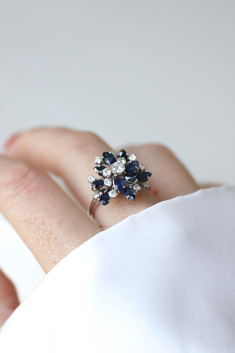 Bague Fil Cocktail Saphir et Diamants sur Or Blanc - Castafiore