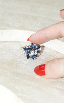 Bague Fil Cocktail Saphir et Diamants sur Or Blanc - Castafiore