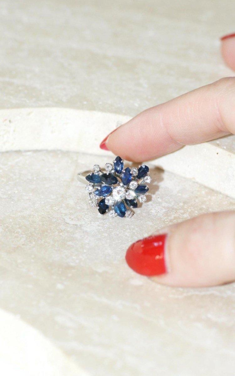 Bague Fil Cocktail Saphir et Diamants sur Or Blanc - Castafiore
