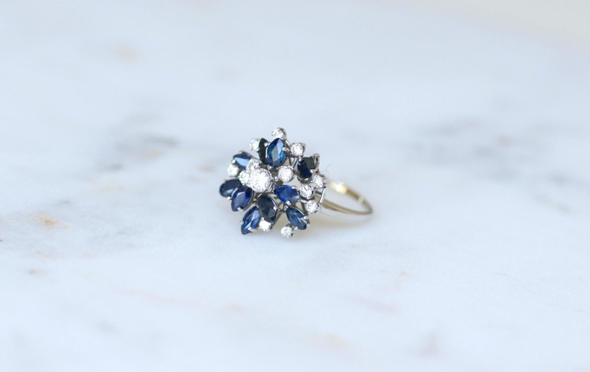 Bague Fil Cocktail Saphir et Diamants sur Or Blanc - Castafiore