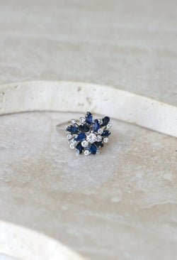 Bague Fil Cocktail Saphir et Diamants sur Or Blanc - Castafiore