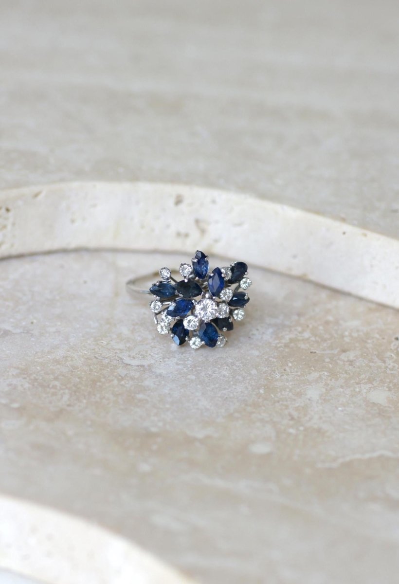 Bague Fil Cocktail Saphir et Diamants sur Or Blanc - Castafiore