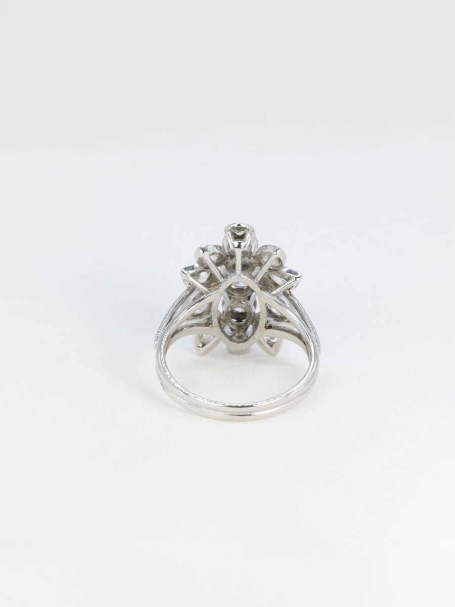 Bague fleur ancienne en or, platine et diamants figurant un motif floral - Castafiore