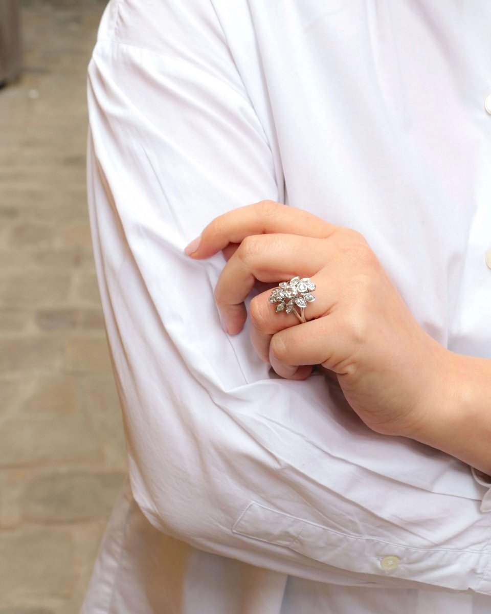 Bague fleur ancienne en or, platine et diamants figurant un motif floral - Castafiore