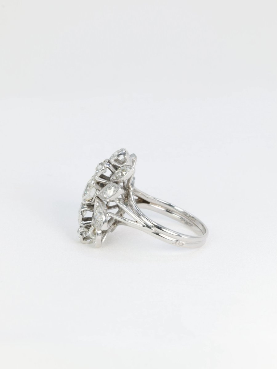 Bague fleur ancienne en or, platine et diamants figurant un motif floral - Castafiore