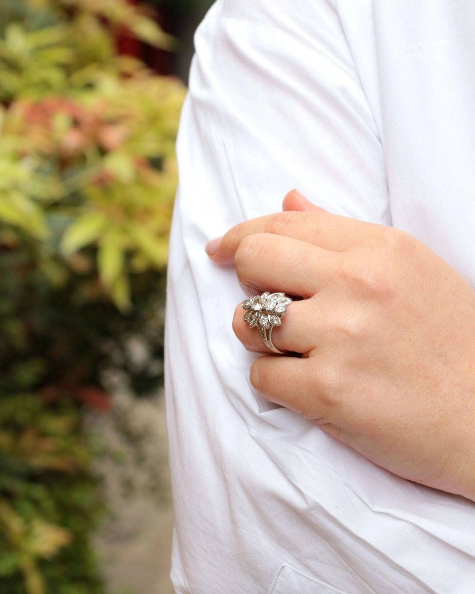 Bague fleur ancienne en or, platine et diamants figurant un motif floral - Castafiore