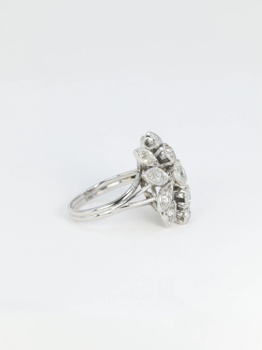 Bague fleur ancienne en or, platine et diamants figurant un motif floral - Castafiore