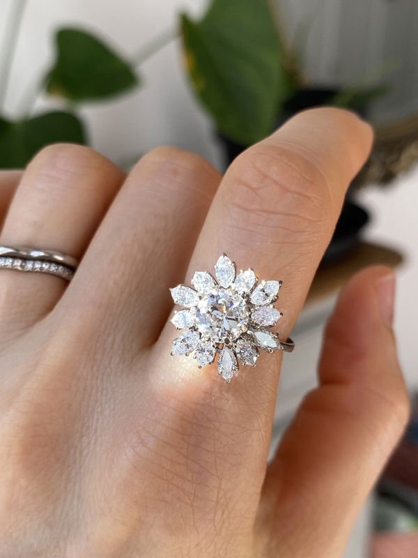 Bague fleur en or blanc 18k et diamants 2.80 Ct - Castafiore