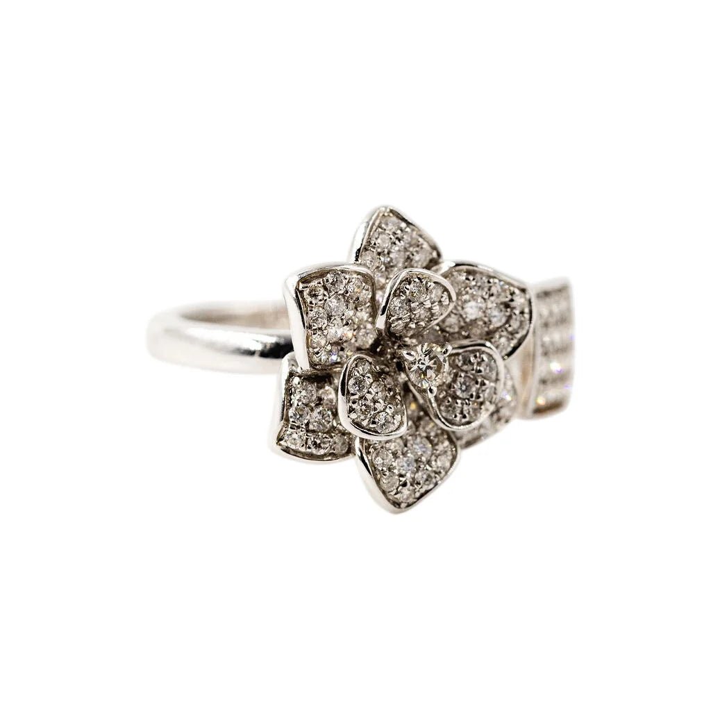 Bague Fleur en or blanc et diamants - Castafiore