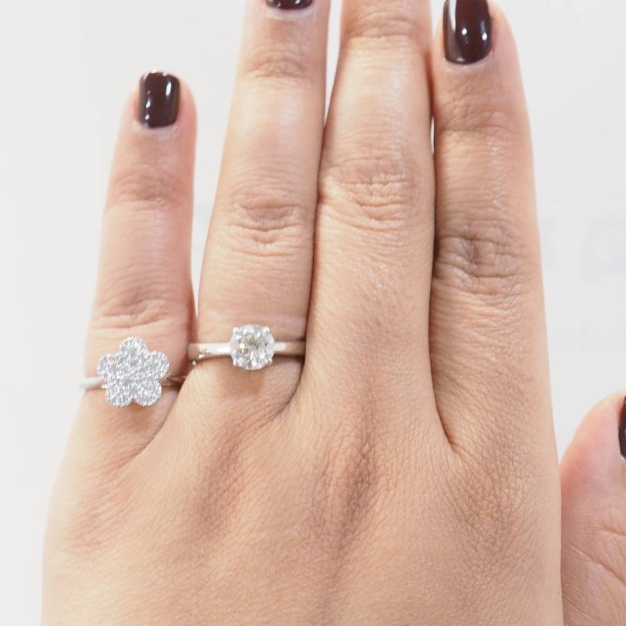 Bague fleur en or blanc et diamants - Castafiore