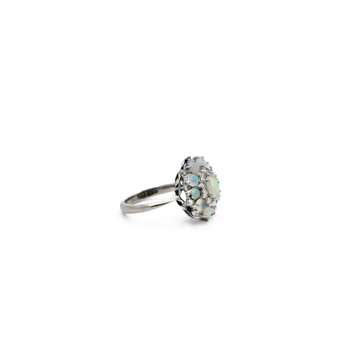 Bague fleur en or gris et opale - Castafiore