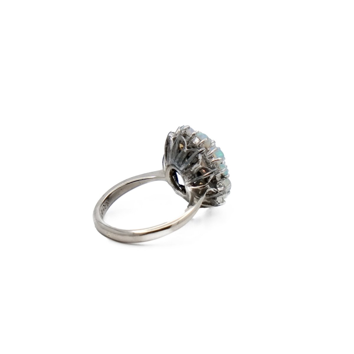 Bague fleur en or gris et opale - Castafiore