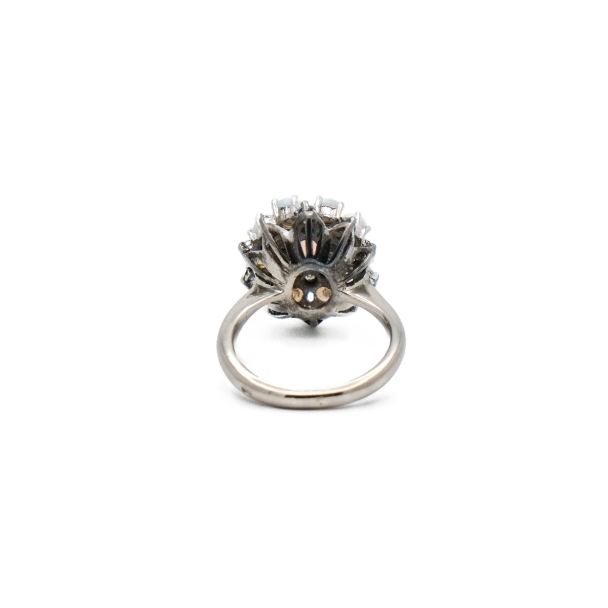 Bague fleur en or gris et opale - Castafiore
