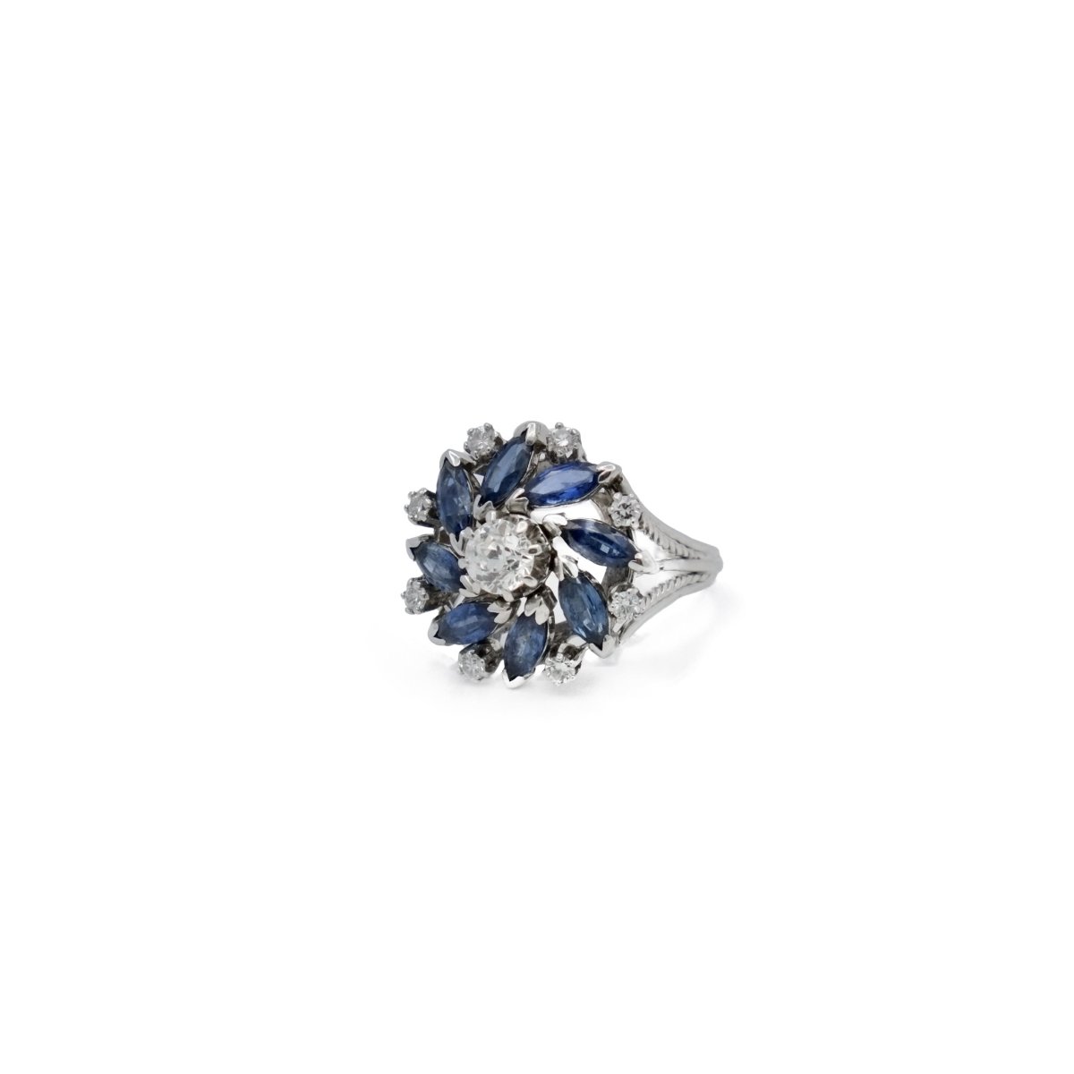 Bague fleur en or gris et saphirs - Castafiore