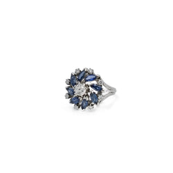 Bague fleur en or gris et saphirs - Castafiore