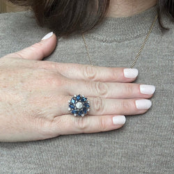 Bague fleur en or gris et saphirs - Castafiore