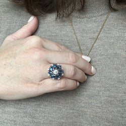 Bague fleur en or gris et saphirs - Castafiore