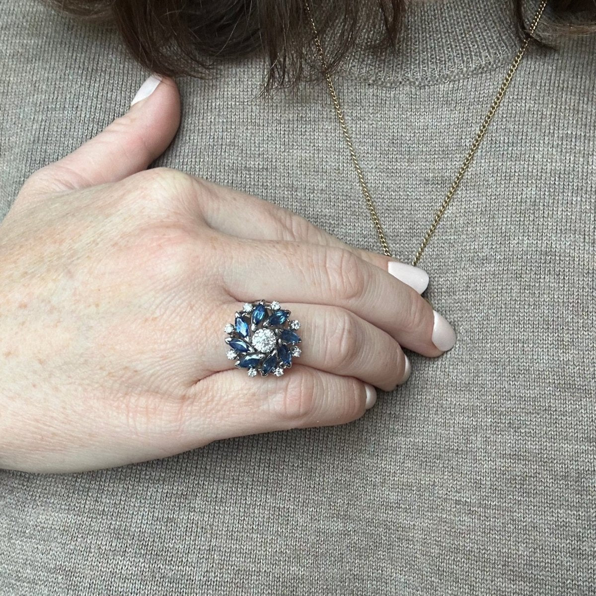 Bague fleur en or gris et saphirs - Castafiore