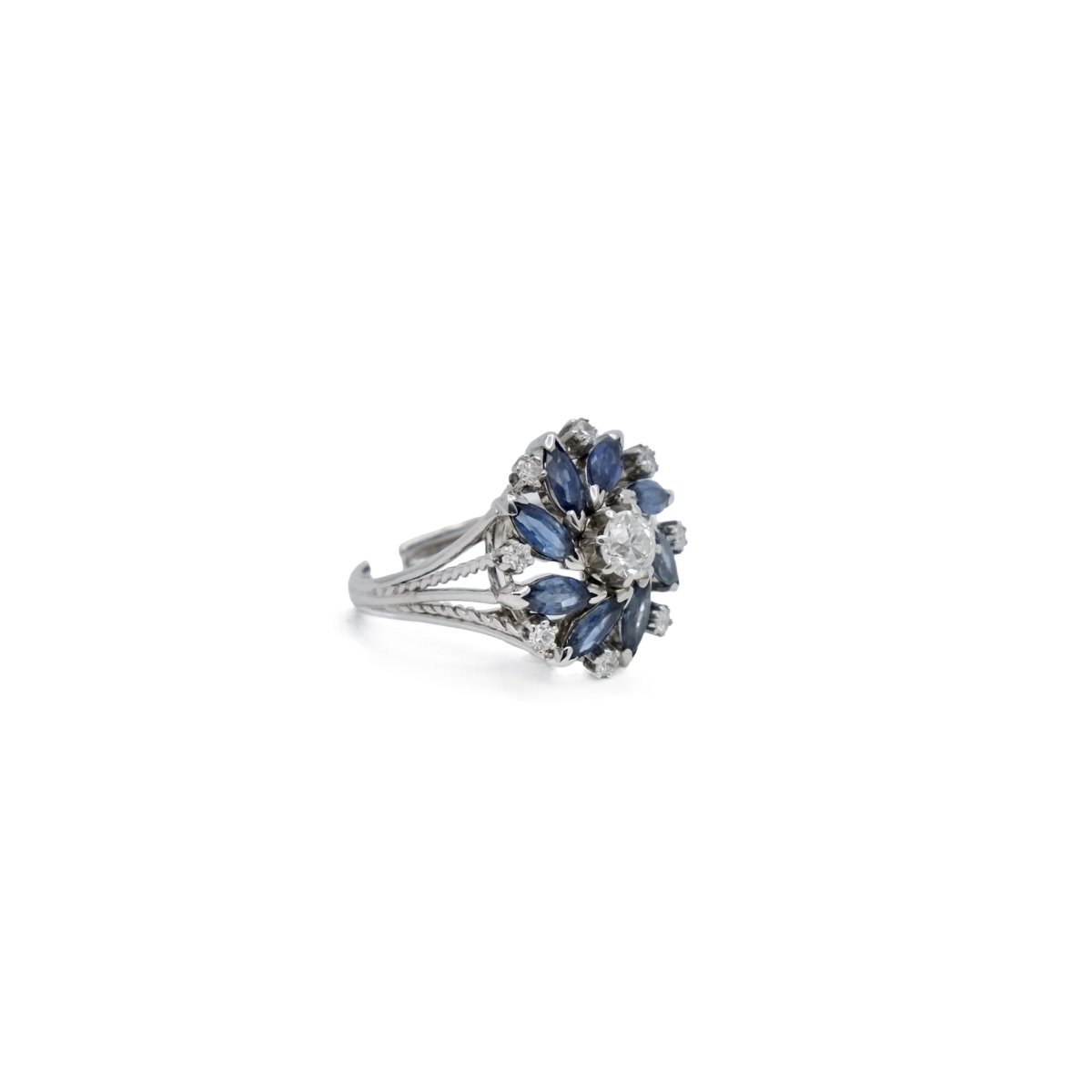 Bague fleur en or gris et saphirs - Castafiore