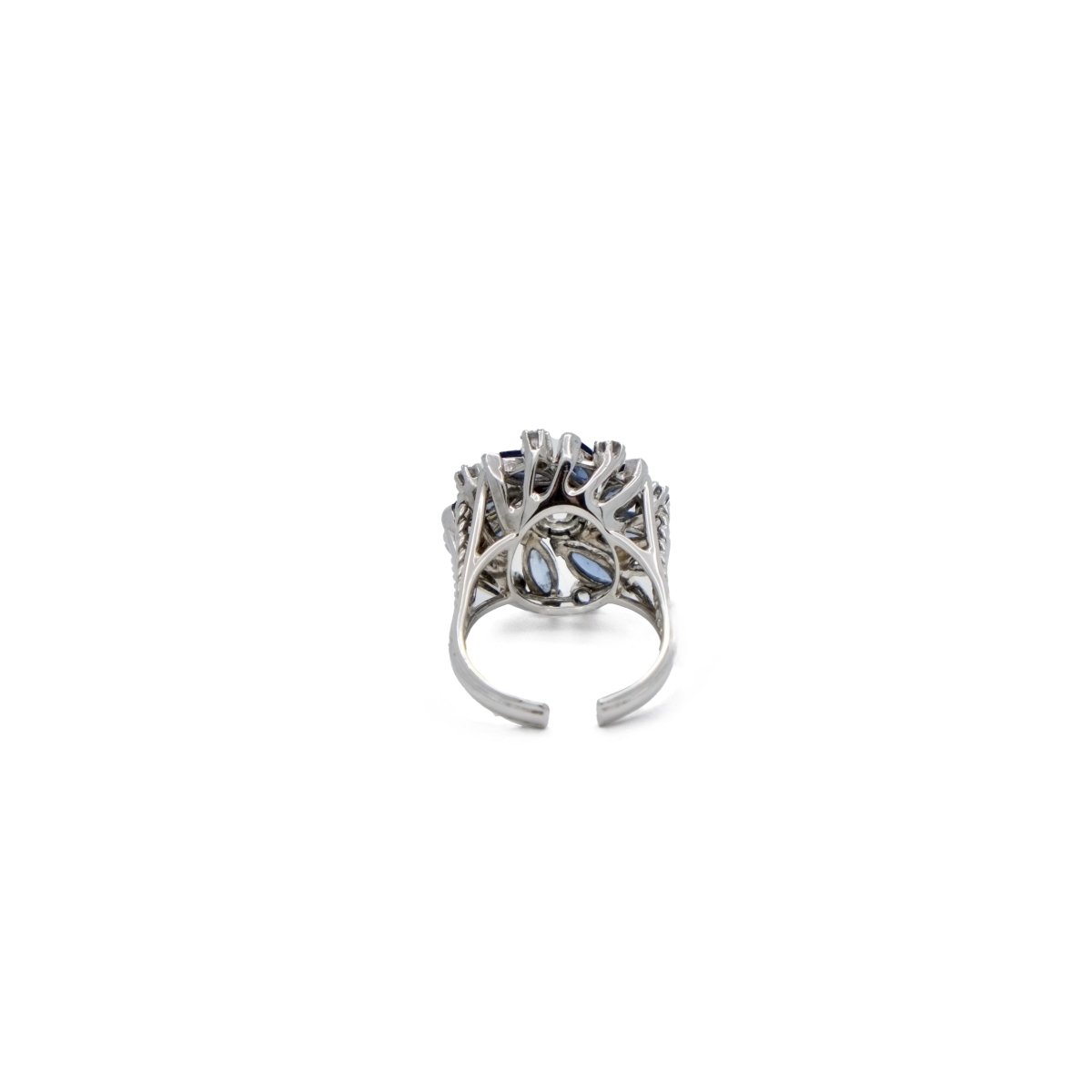 Bague fleur en or gris et saphirs - Castafiore