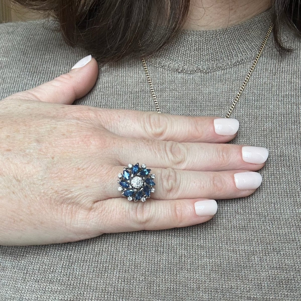 Bague fleur en or gris et saphirs et diamant - Castafiore