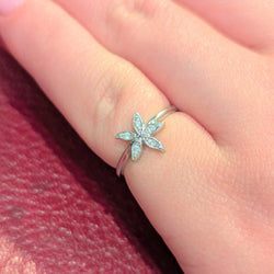 Bague fleur or blanc et diamants - Castafiore