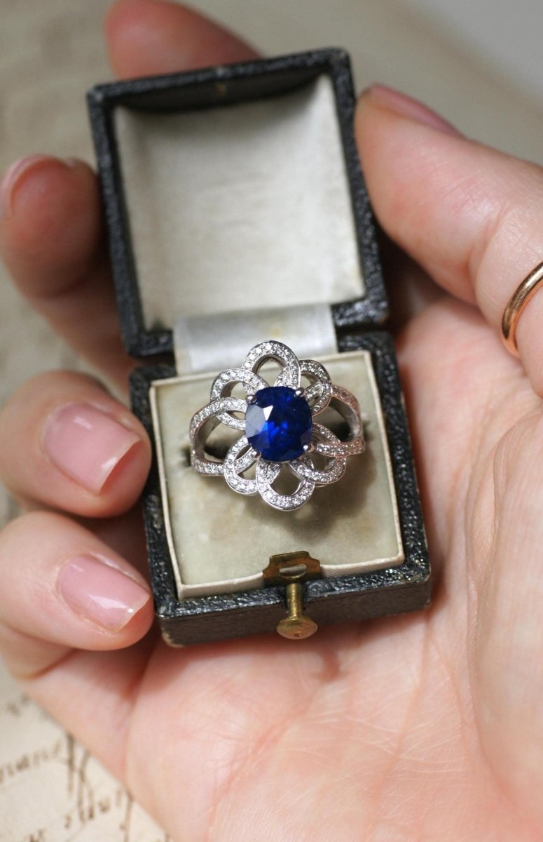 Bague Fleur Saphir de Ceylan 2.80 Cts et Diamants - Castafiore