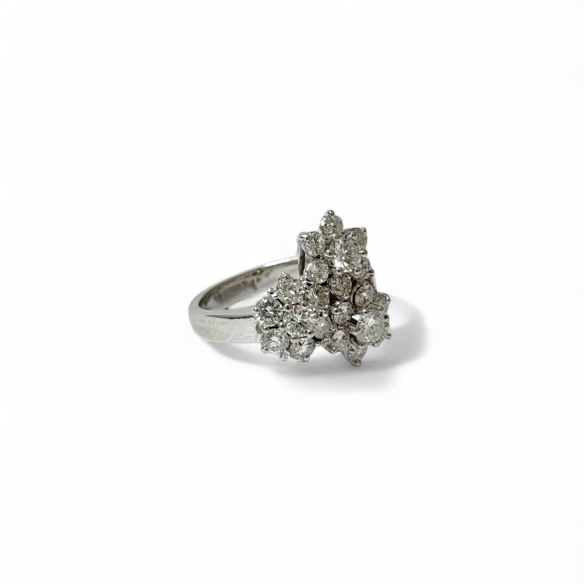 Bague "Fleurs" en or blanc et diamants - Castafiore