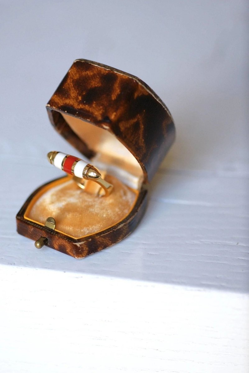Bague fuseau moderniste or, corne, et corail - Castafiore