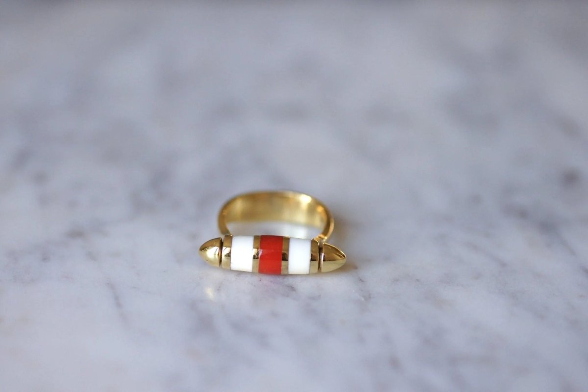 Bague fuseau moderniste or, corne, et corail - Castafiore