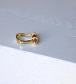 Bague fuseau moderniste or, corne, et corail - Castafiore