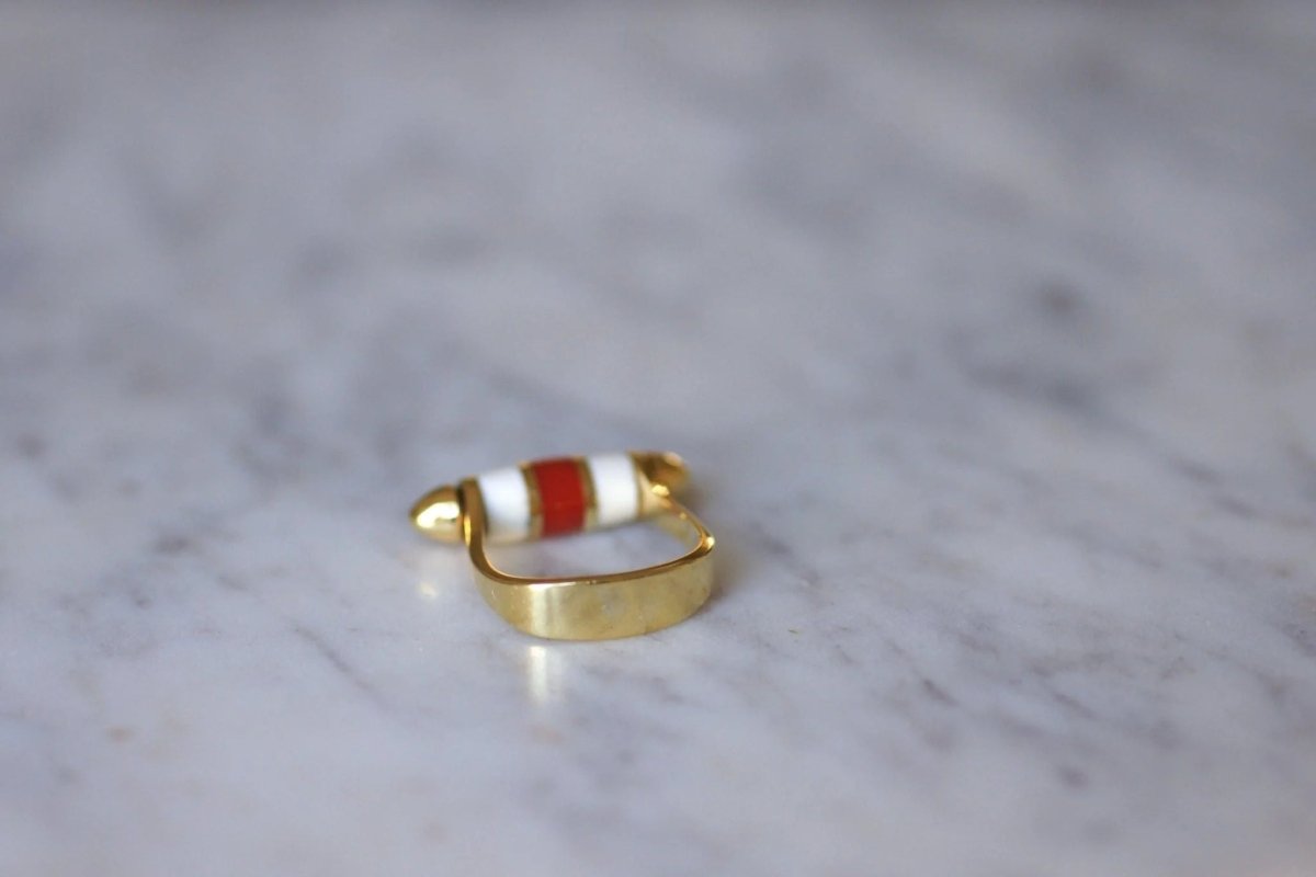 Bague fuseau moderniste or, corne, et corail - Castafiore