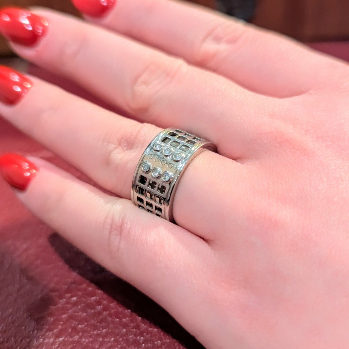 Bague Gucci Large Scroll en or blanc et diamants - Castafiore