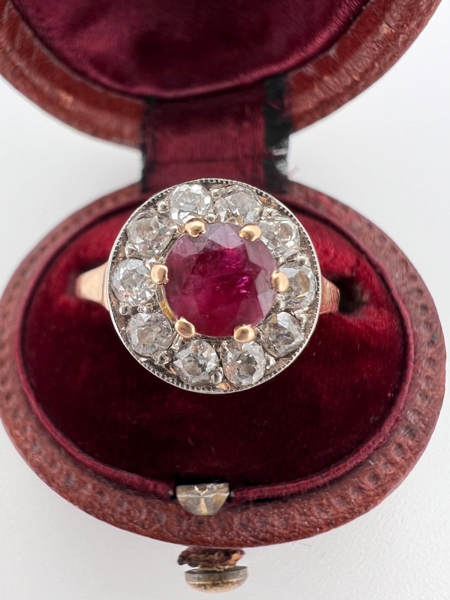 Bague Halo Ancienne Rubis et Diamants en Or 18 carats et Platine - Castafiore