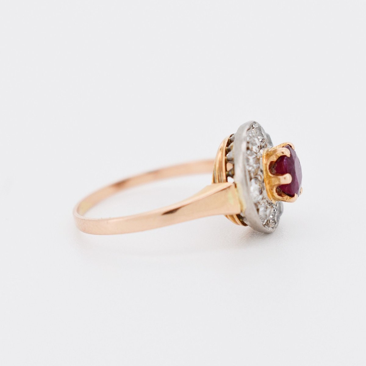 Bague Halo Ancienne Rubis et Diamants en Or 18 carats et Platine - Castafiore