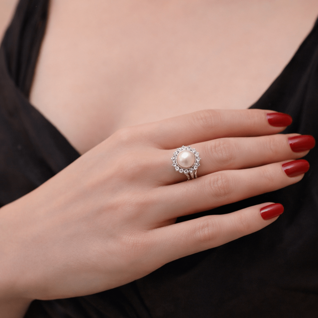 Bague Halo en on blanc, perle, et diamants - Castafiore
