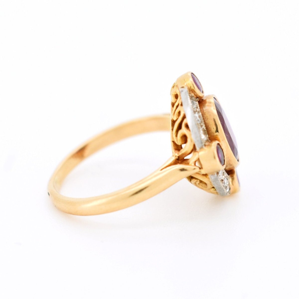 Bague Halo en or jaune, rubis et diamants - Castafiore