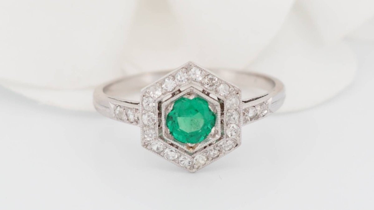 Bague hexagonale en platine, émeraude et diamants - Castafiore