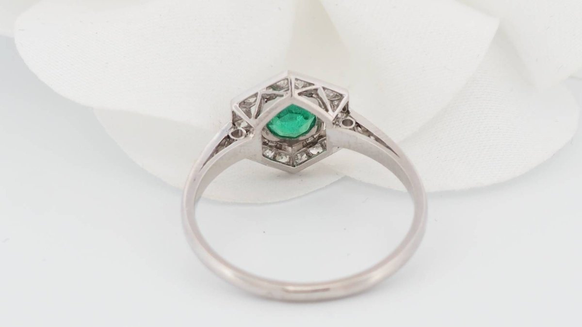 Bague hexagonale en platine, émeraude et diamants - Castafiore