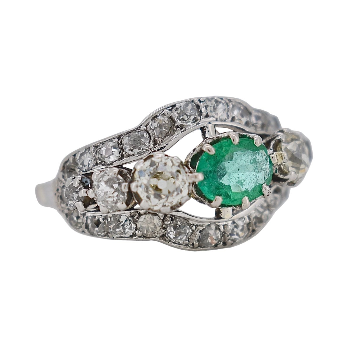 Bague Jarretère en platine, émeraude et diamants - Castafiore